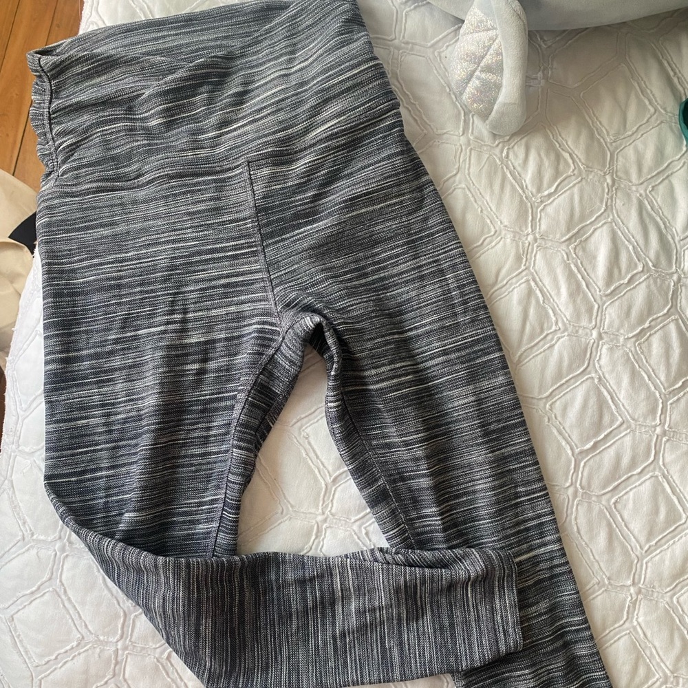 Black/White LULULEMON Align High Rise Crop Criss Cross Waist Size 4